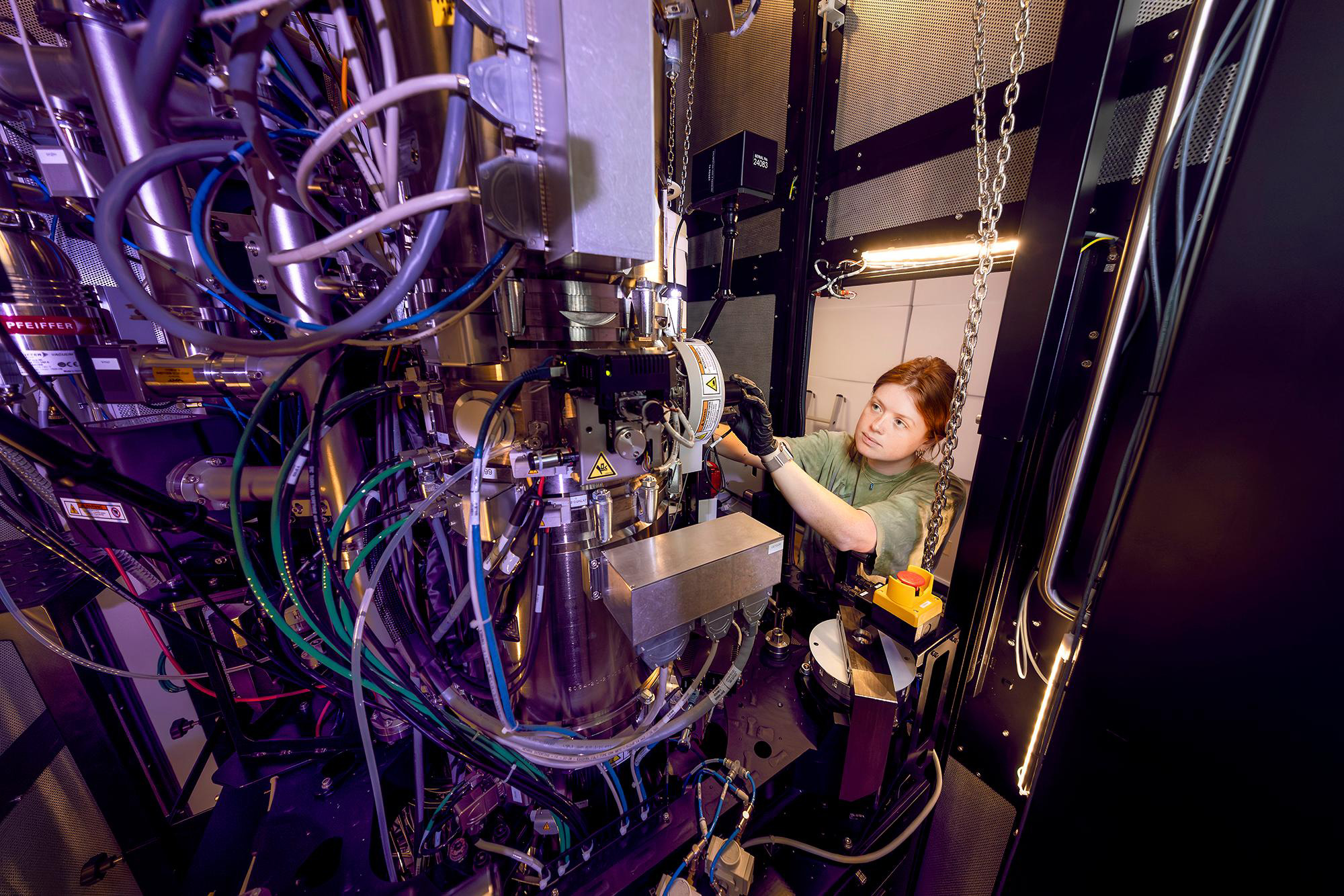 Emma McCarthy peaks into the S/TEM
